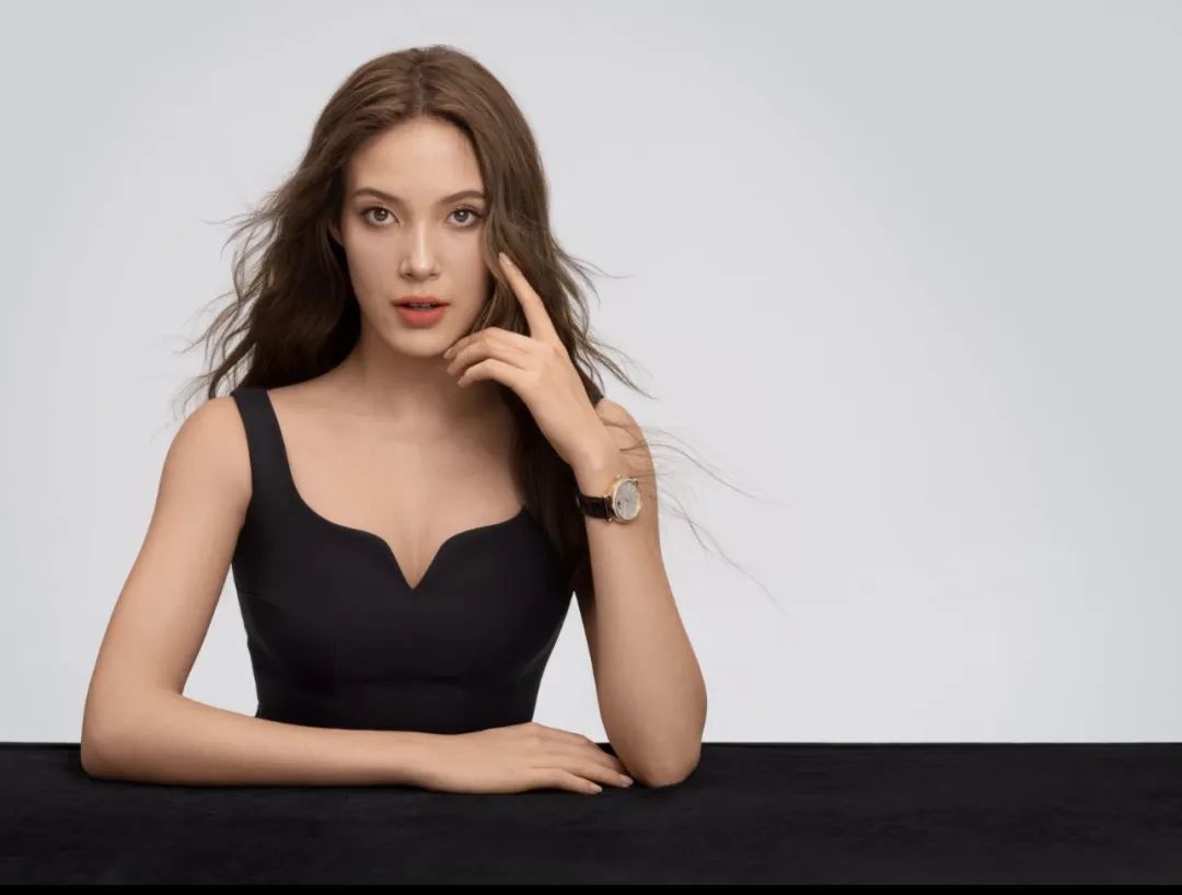 孟晚舟穿的白色连衣裙是什么品牌,孟晚舟同款连衣裙大码