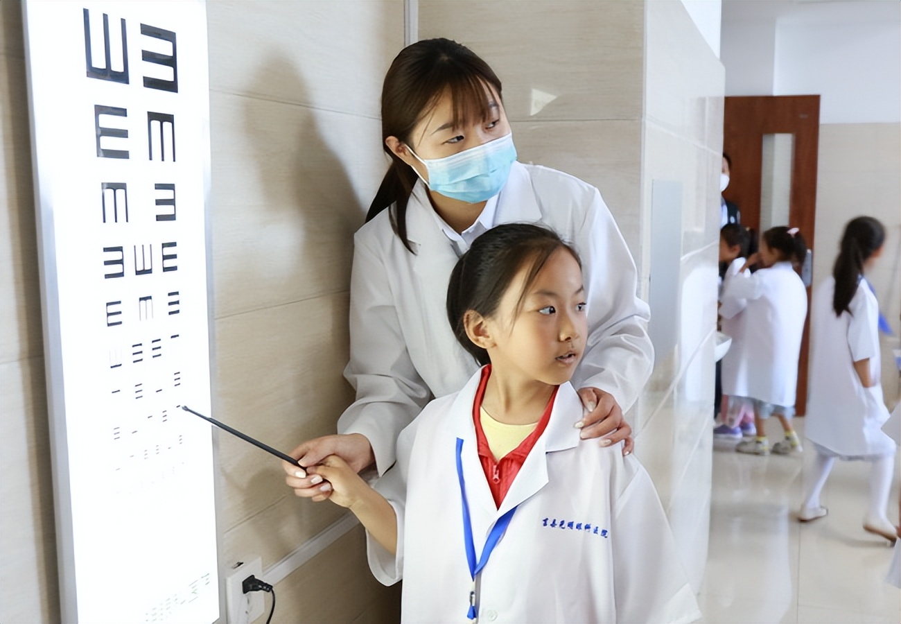 眼科小小医生体验活动,小记者走进眼科医院采访