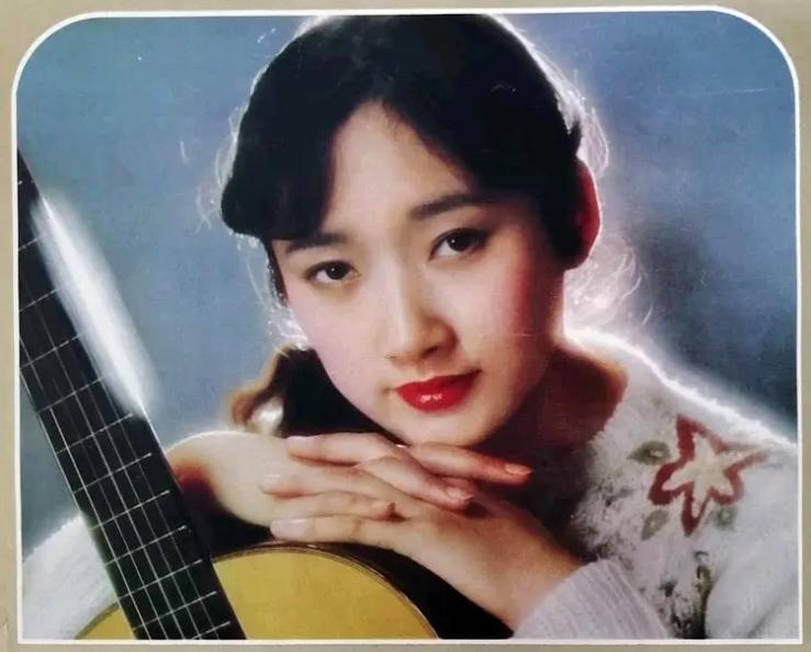 歌手成方圆年轻时候的照片,成方圆是80年代的当红歌星