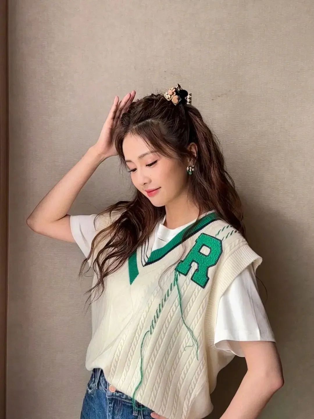 别再披头散发了教你一招秒变女神,今年别再披头散发了三款减龄发型