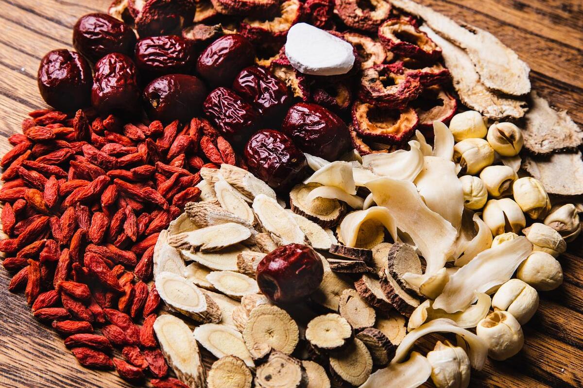 秋冬嘴巴干燥起皮吃什么,秋冬嘴巴周围干燥怎么解决