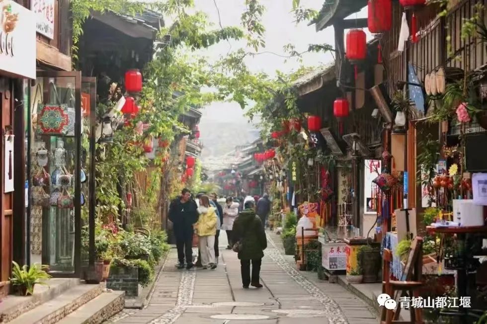 抓住秋天的尾巴！都江堰必打卡的8大晚秋好去处，步青山观烟岚云岫、入古城拾千年烟火，来过都会爱上