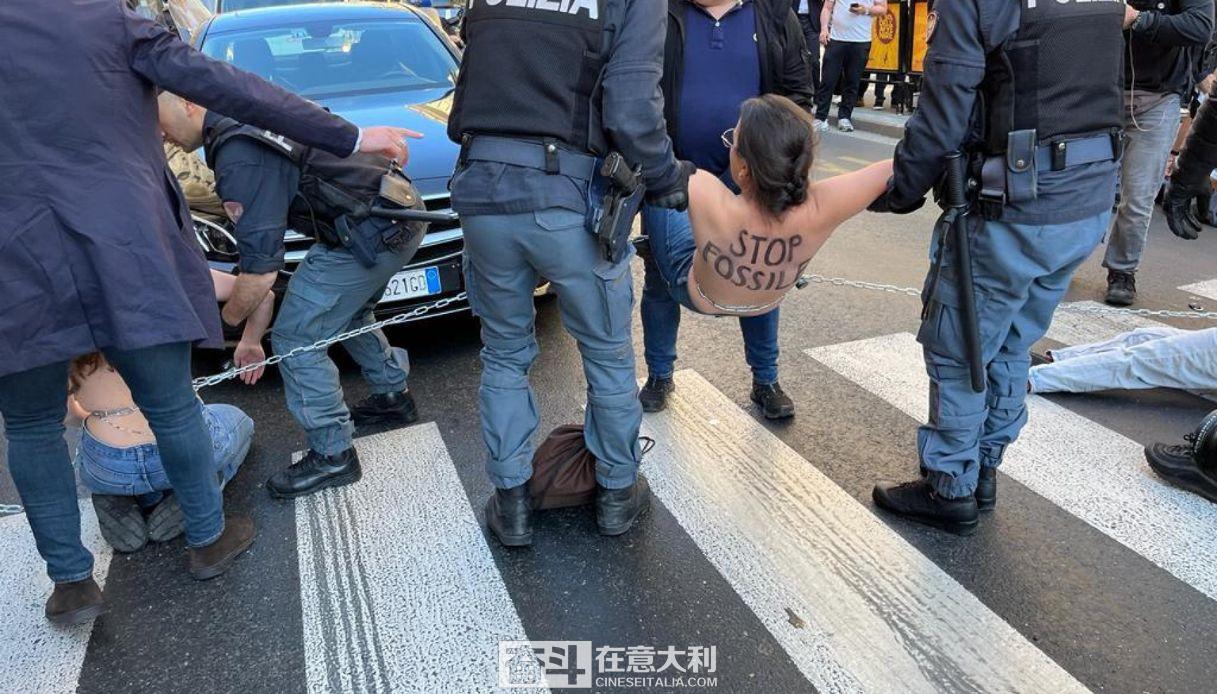 为“拯救地球”多名年轻男女罗马市中心裸体抗议