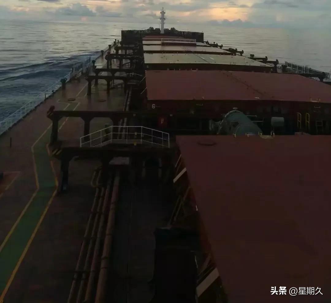 在喀麦隆靠港，船员偶遇两名女人的主动挽留，混乱的婚姻让人惊讶