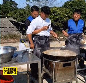 一哥们在殡仪馆守灵，闲着无聊，半夜用手机搜附近的人