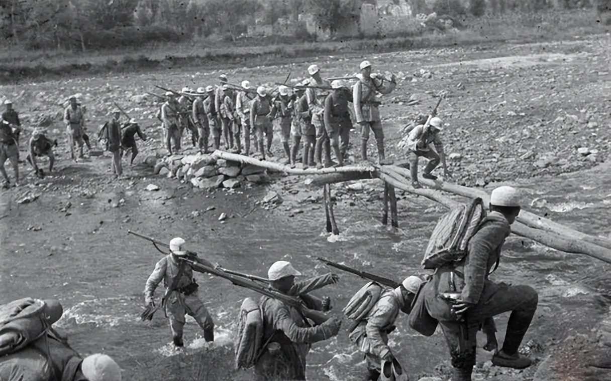 1纵班长发现不远处有一棵小松树，灵机一动大喊：快把梯子搬过来