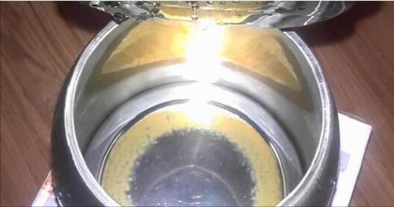 烧水壶去除水垢的正确方法,烧水壶里的水垢怎样去除小妙招