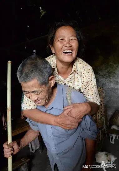 江津“背篓夫妻”女主人公许厚碧逝世，背篓上的真爱曾让无数人感动