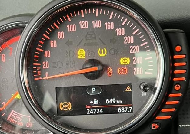 车辆年审后故障灯为什么会亮,为什么车辆年检完后亮很多警示灯