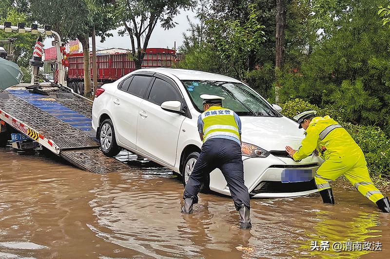 “焦”警，“浇”警！——渭南公安交警坚守一线守护群众平安掠影