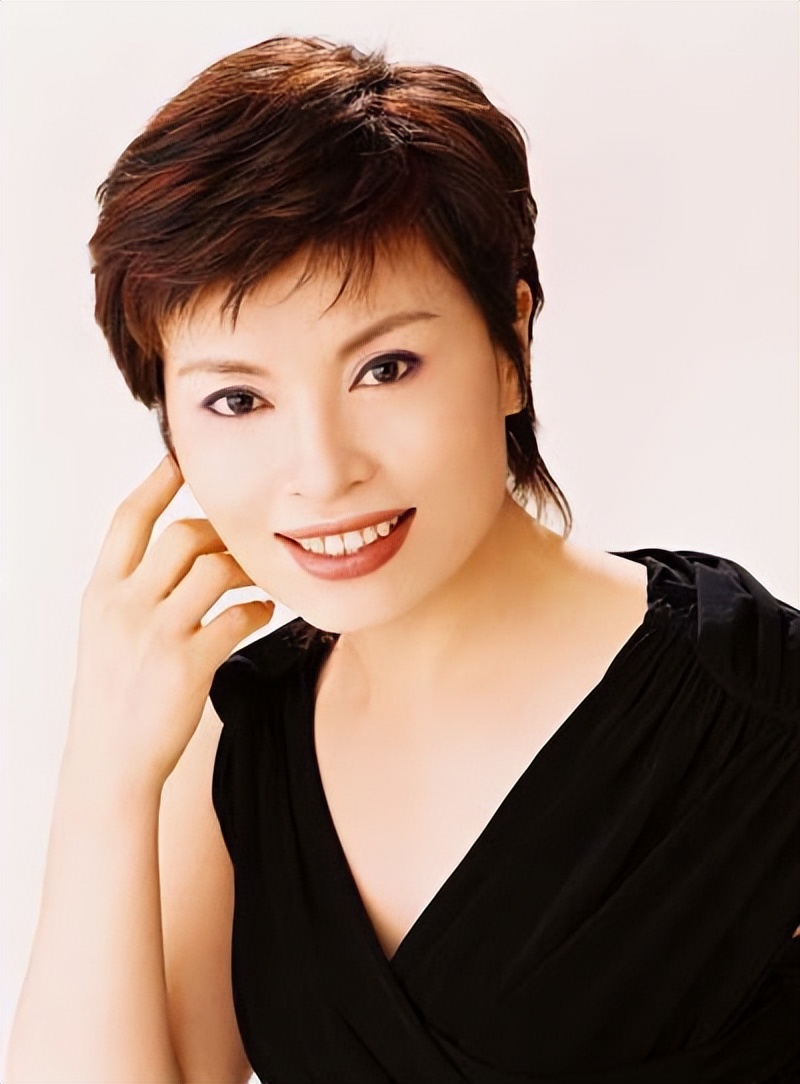 央视主持人李瑞英现在怎么样,央视新闻主播李瑞英个人简历