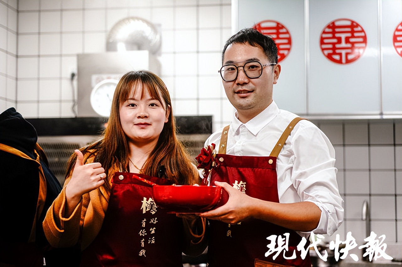 新郎骑二八大杠接亲新娘很开心,骑着二八大杠自行车接亲