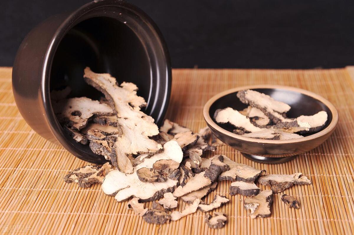 尿少尿黄尿无力伴有手指有些肿胀,尿少下肢浮肿是怎么回事