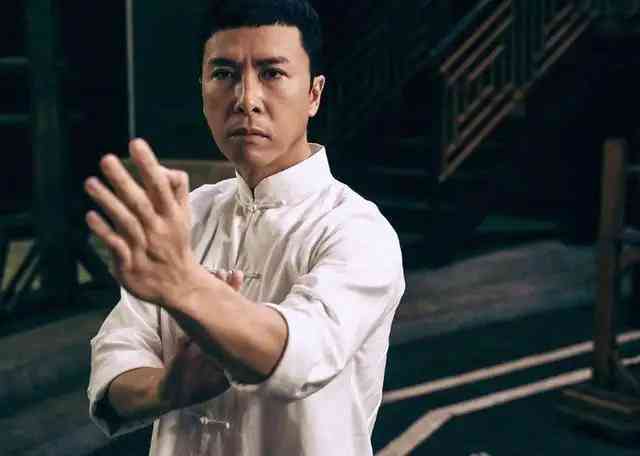 割完单眼皮就好事不断的6位港星，成龙脱胎换骨，甄子丹迅速起飞