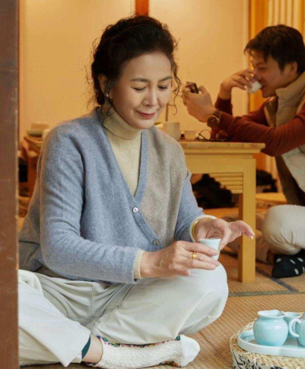 四十多岁的女人适应长发还是短发,40岁女人留长发年轻还是短发年轻