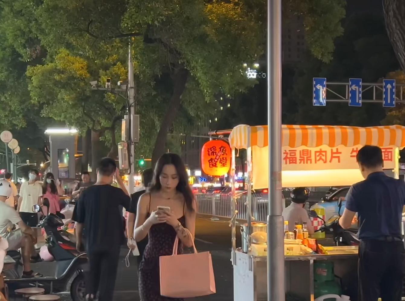 摆摊卖烧烤一个月能挣多少,摆摊卖烧烤一年能挣多少钱