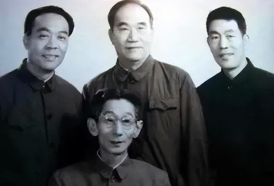 1956年毛主席接见马三立，被马老逗得捧腹大笑：国宝，你是国宝