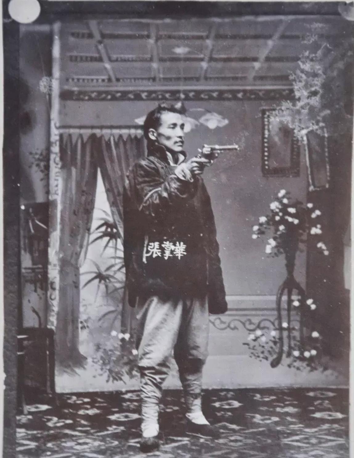 日军日记：路遇逃难的女学生，我将她的腿骨做成了锋利的*刀刺**!