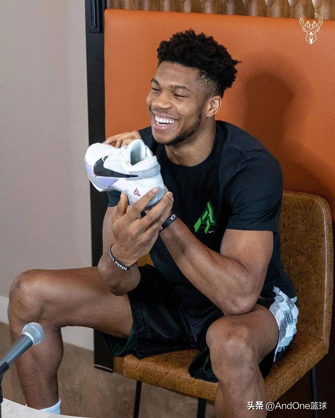 姆巴佩梅开二度致敬库里,库里和姆巴佩是什么关系