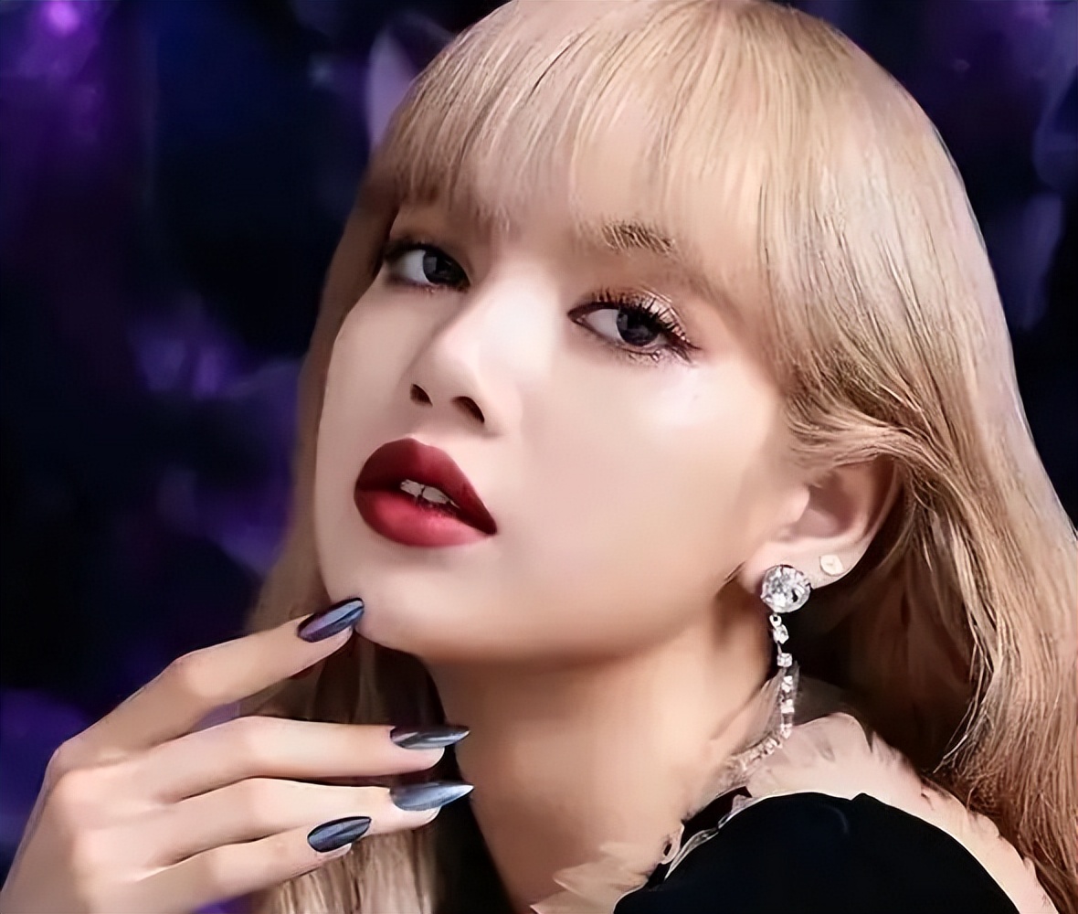 lisa疯马表演秀粉丝翻跳,lisa疯马秀跳的节目曝光现场