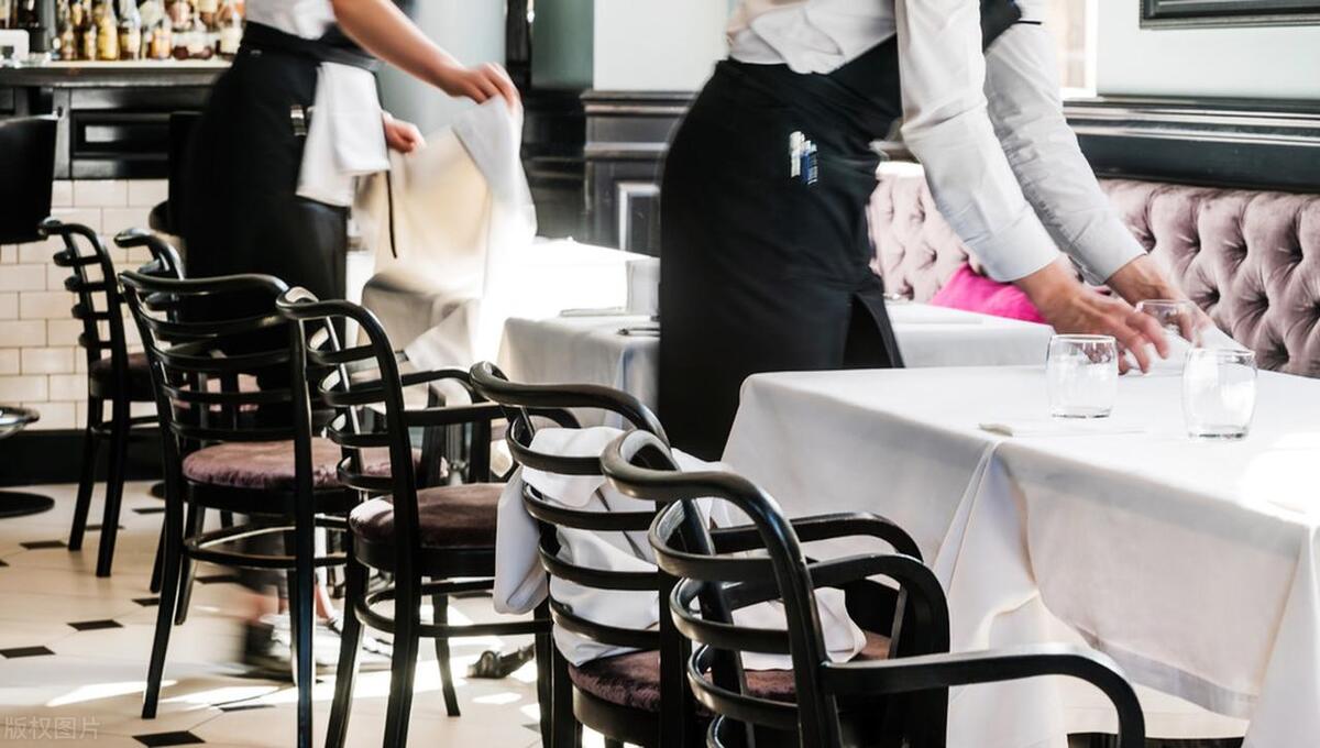 尽管是假新闻，评论区的留言却值得令人深思：是谁对大学生不满？