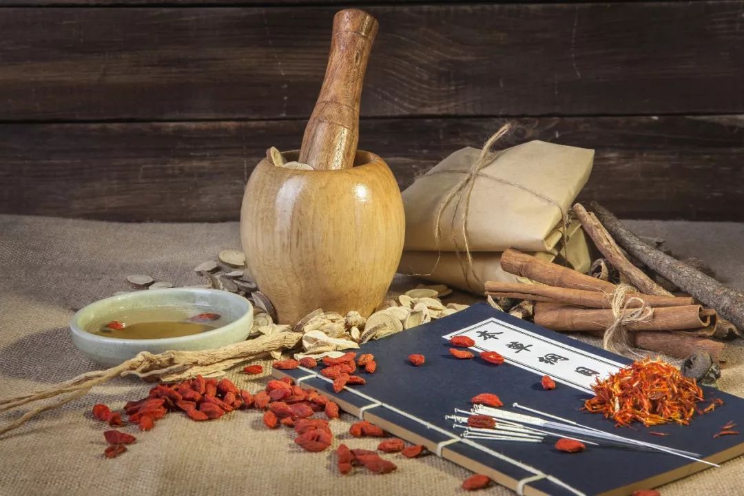 黄芪配它泡水喝全身的气血都活了,黄芪煮水喝这样搭配效果堪比人参