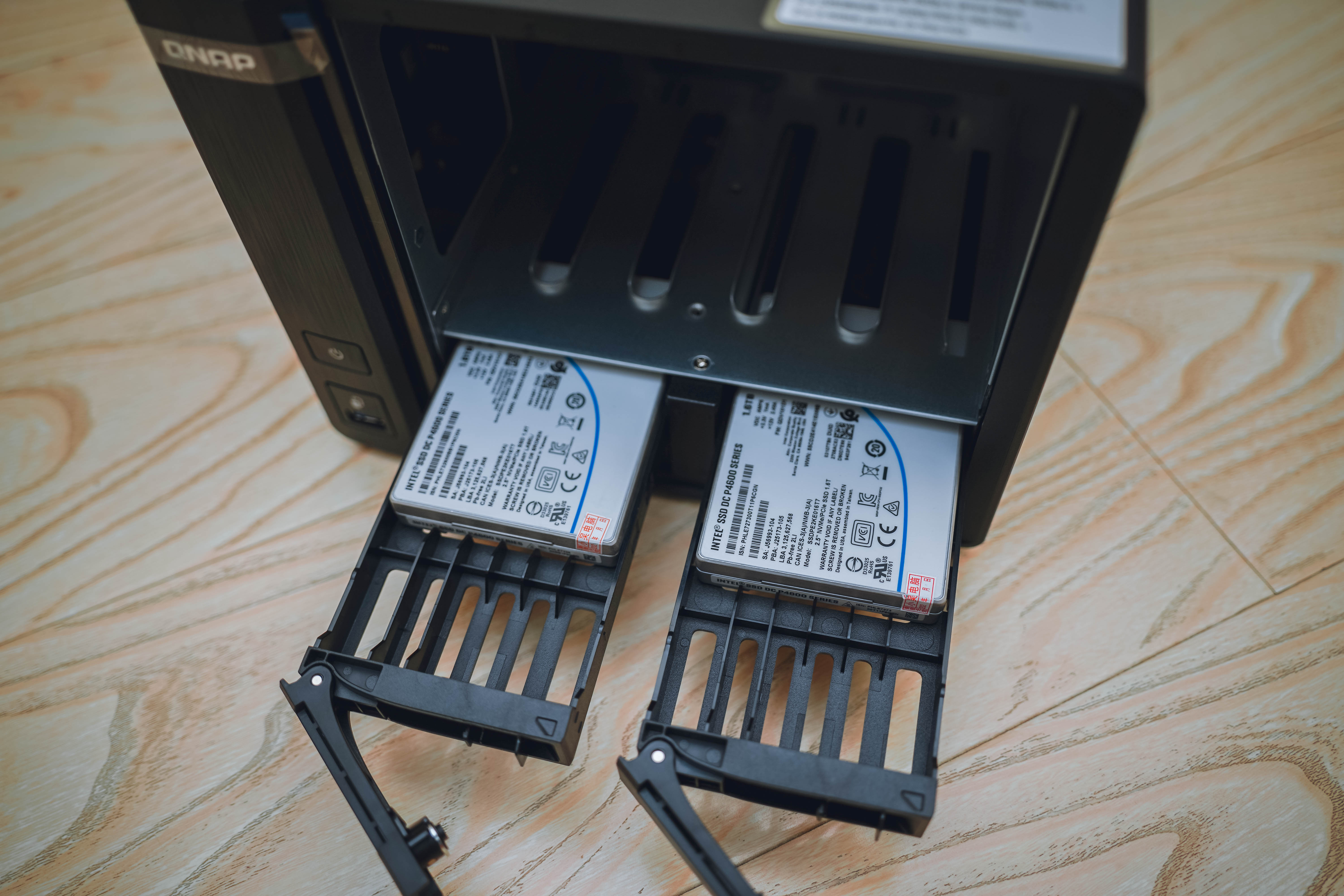 历史低价买到九盘位万兆NAS机皇：威联通TS-H973AX