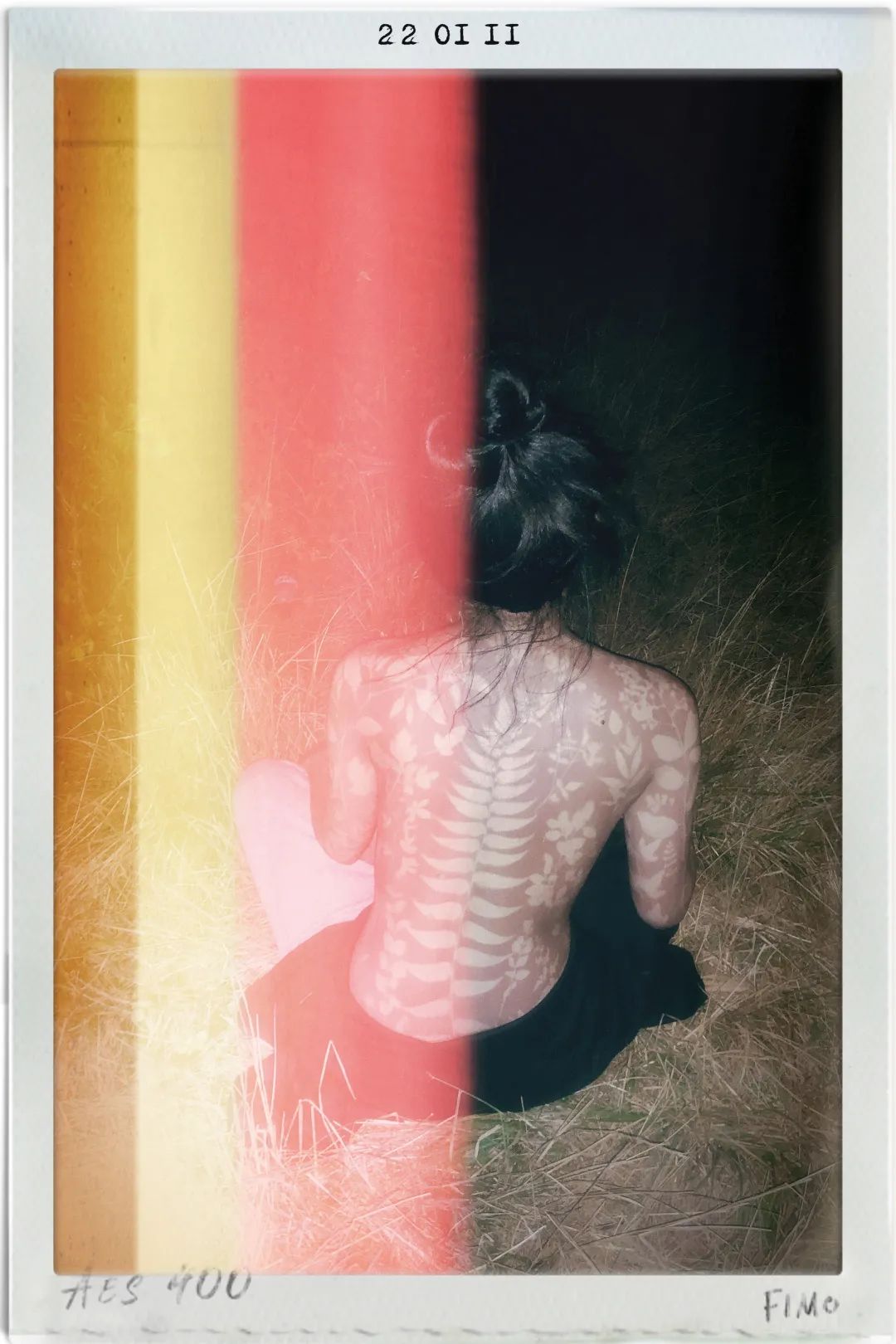 她用“日晒”完成植物在身体的转印,完成一次非常规的光合作用