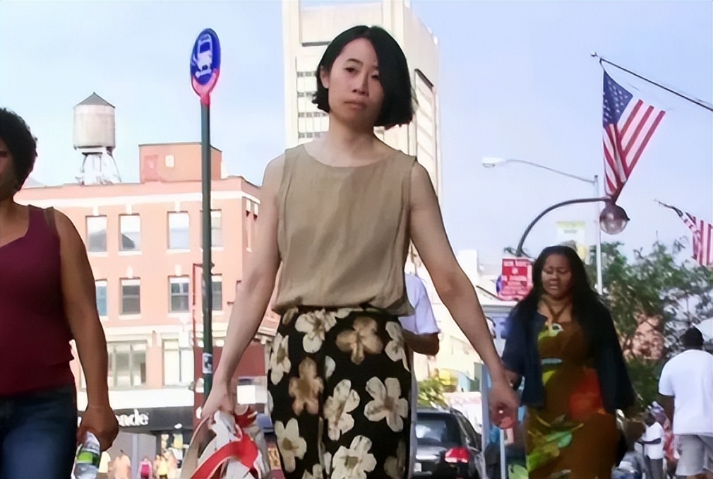 12年前哈佛毕业生为买房,厕纸反复用,棉袜穿成*袜丝**,买了几套房？