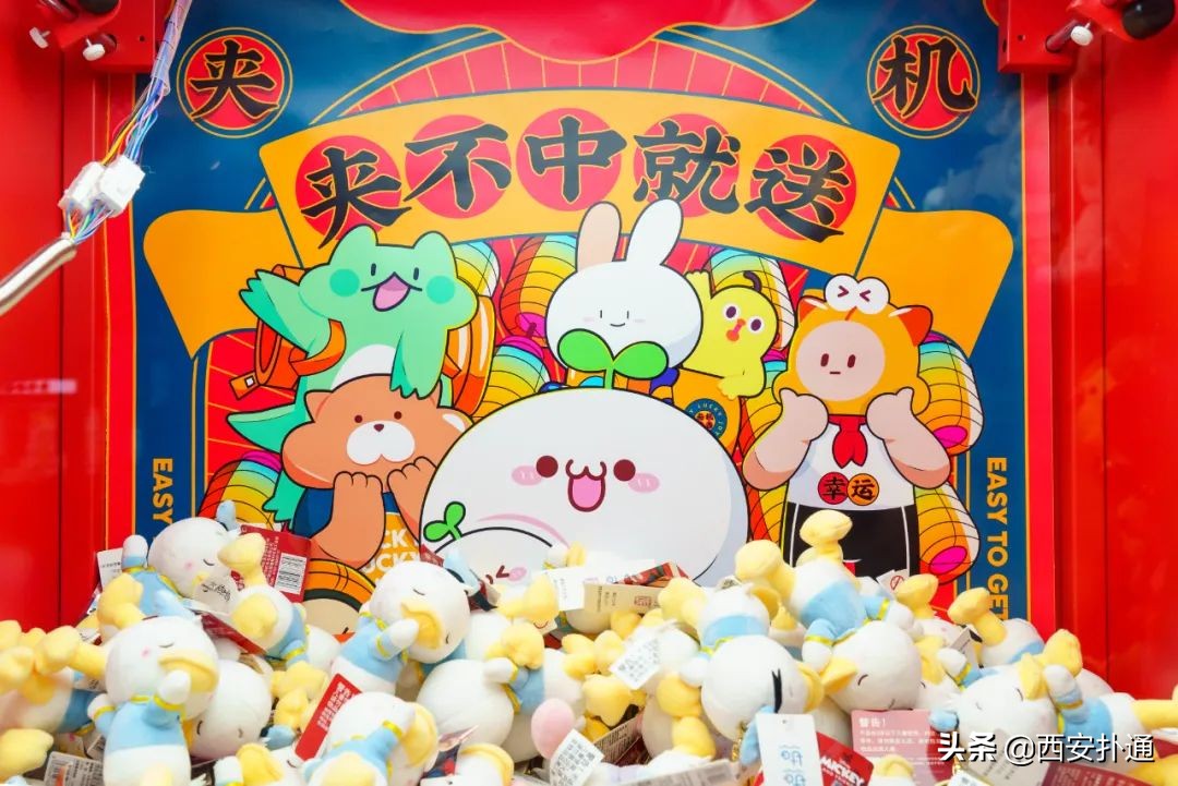 最近很火的夹娃娃机,夹娃娃机超大手办