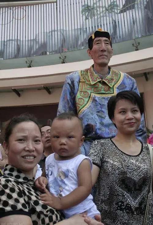 中国第一男巨人鲍喜顺,中国第一巨人鲍喜顺简历