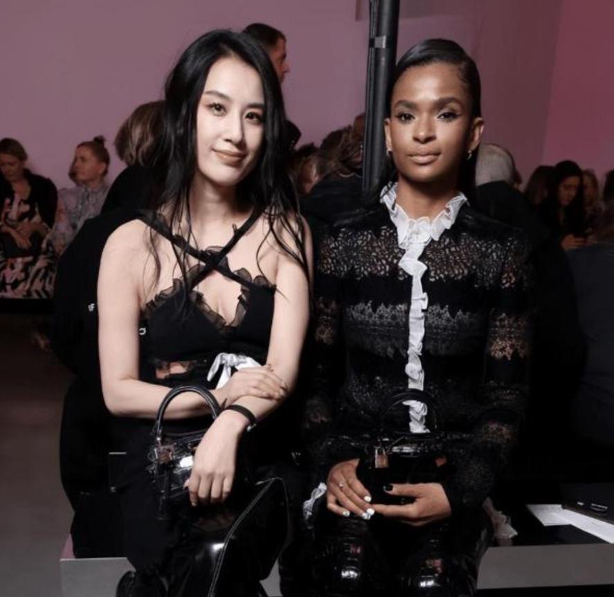 巴黎时装周众星翻车，黄圣依女仆装老态纵横，章子怡奶奶装认不出