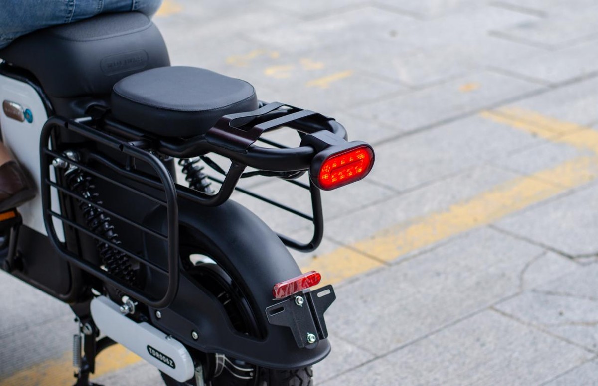 摩灵moi电动车银色,摩灵moi电动车视频