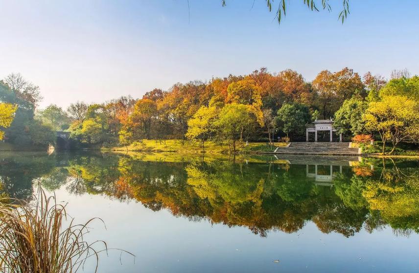 西湖的秋景诗句,西湖的秋天是美丽的