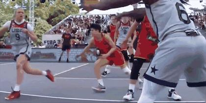 心疼！女篮北大后卫膝盖重伤，忍着疼痛打二次受创，被队友背下场