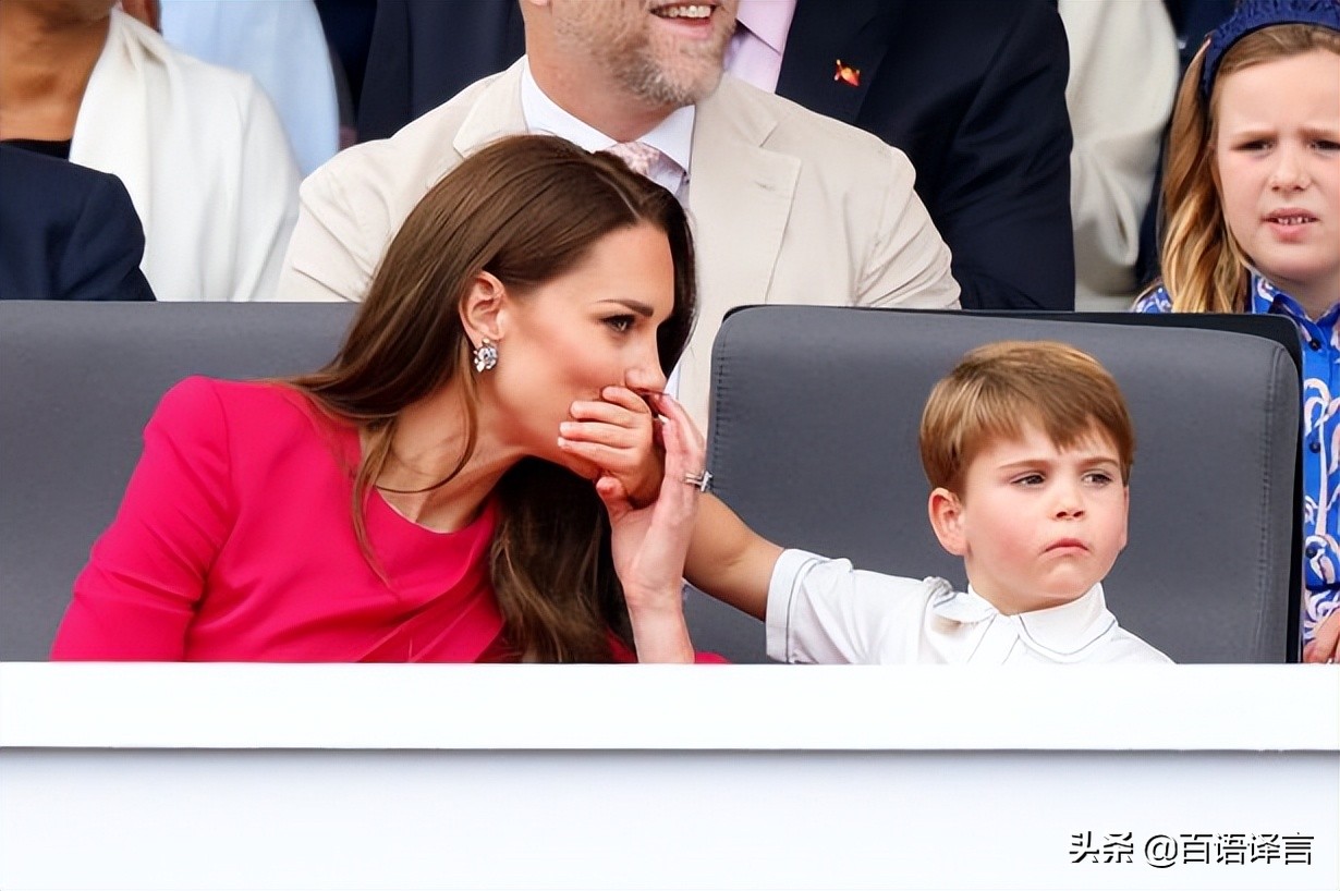 路易又抢女王风头！出席活动时要查尔斯抱，吻妈妈，站凳上吃零食