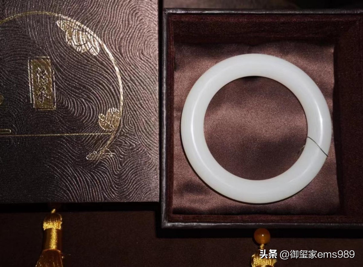 和田玉碎了怎么补救,刚买的和田玉手镯摔碎了怎么补救