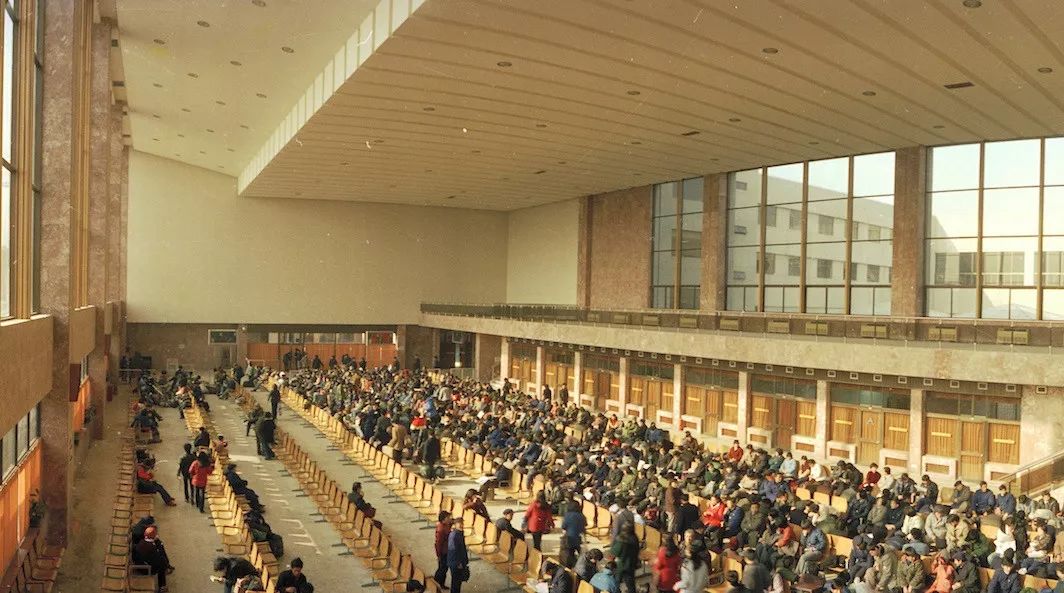 八十年代的上海老照片,踩在东海沿岸闪耀着无与伦比的繁荣骄傲