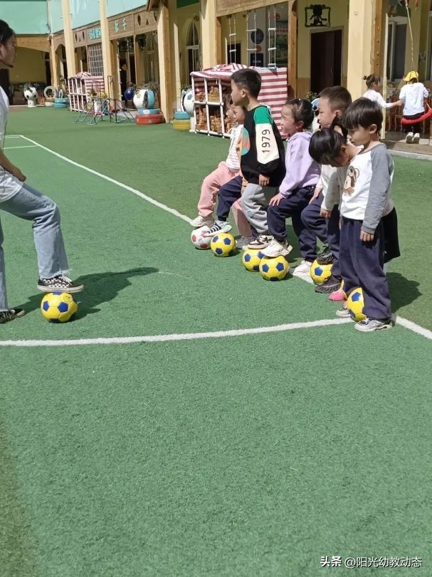 岳池县小学足球比赛,足球大比拼幼儿园游戏