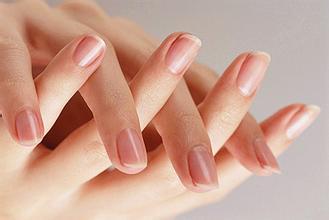 手指甲为什么会出现问题,手指甲和脚指甲有竖纹怎么回事