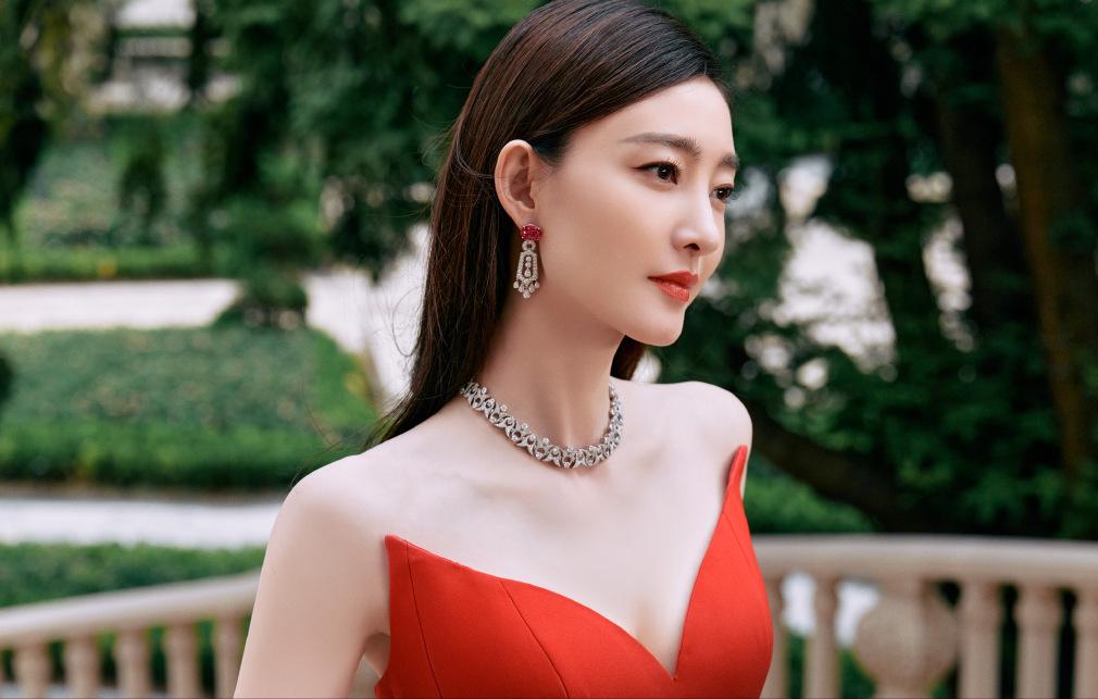 赵露思红毯一言难尽,赵露思倪妮红毯