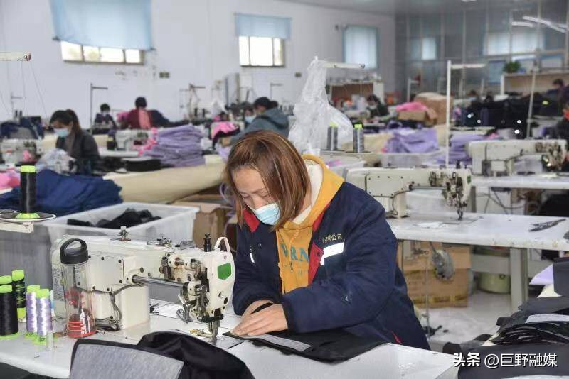 小山村的箱包俏国外