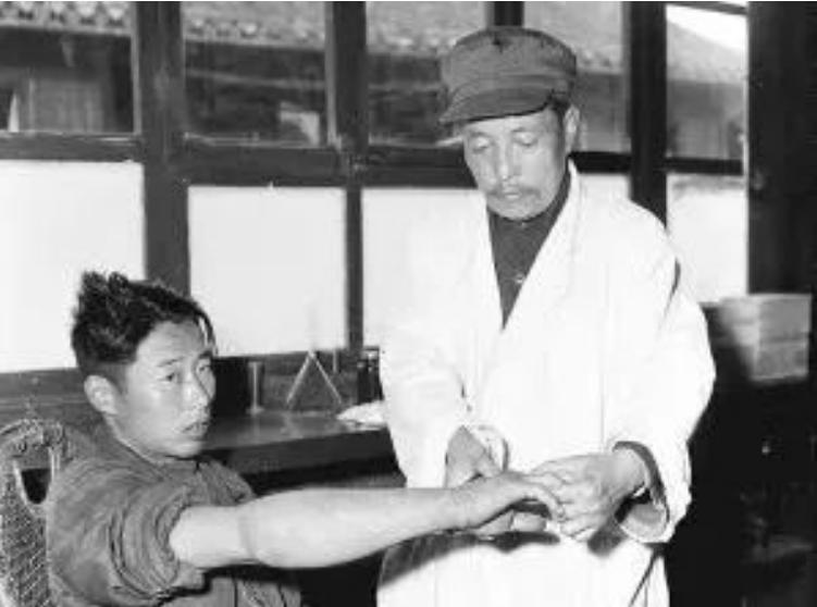 一代毒蛇大王大字不识一个，却成旷世神医，克林顿称其：东方蛇仙