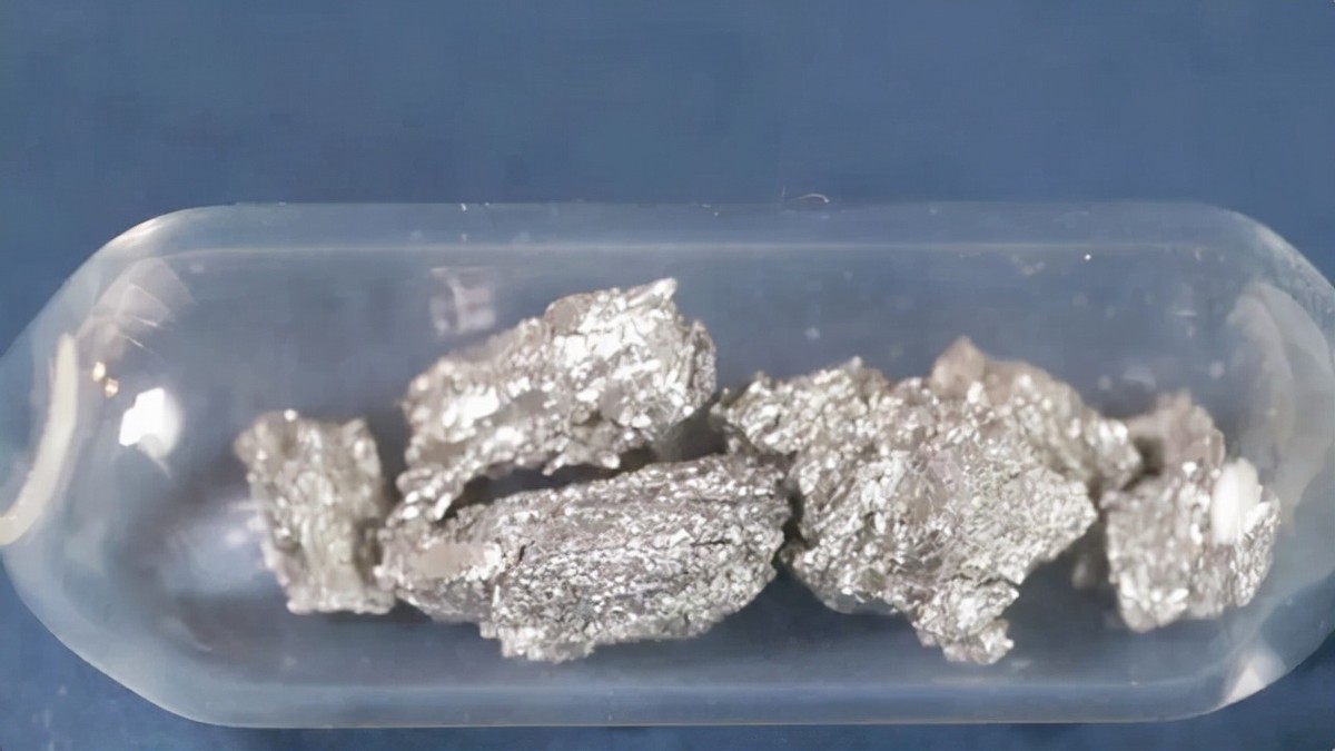 10年*疆新**惊现一种灰石头，毒性十分强烈，专家：这是一种稀有金属