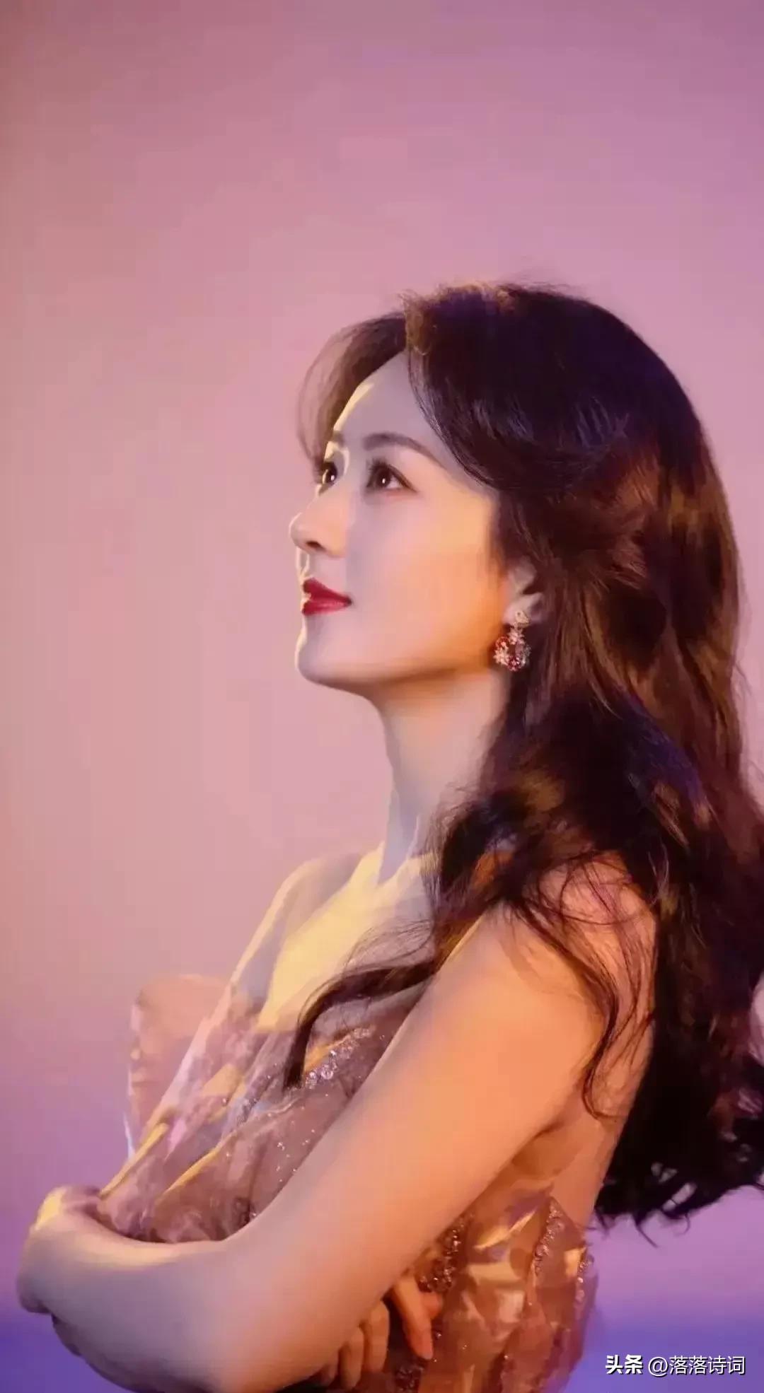 落落续句诗：小月幽幽满院风，梨花香透翠帘轻