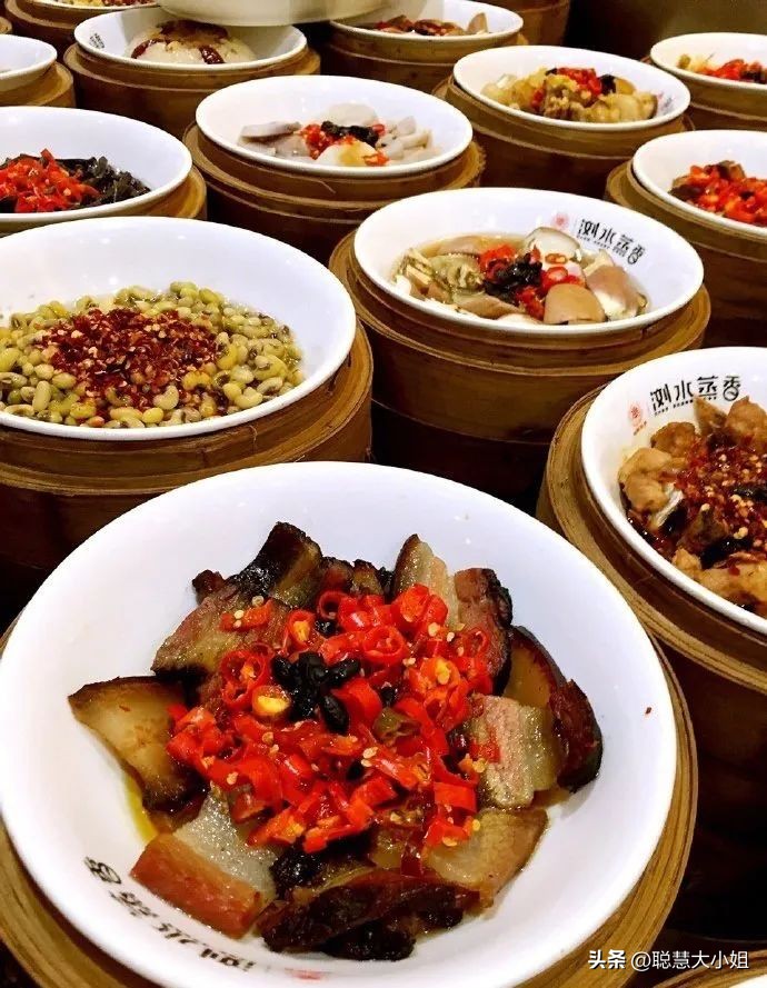 一场烟花登顶热搜！满城美食火成顶流，这座夏日小城太宝藏了！