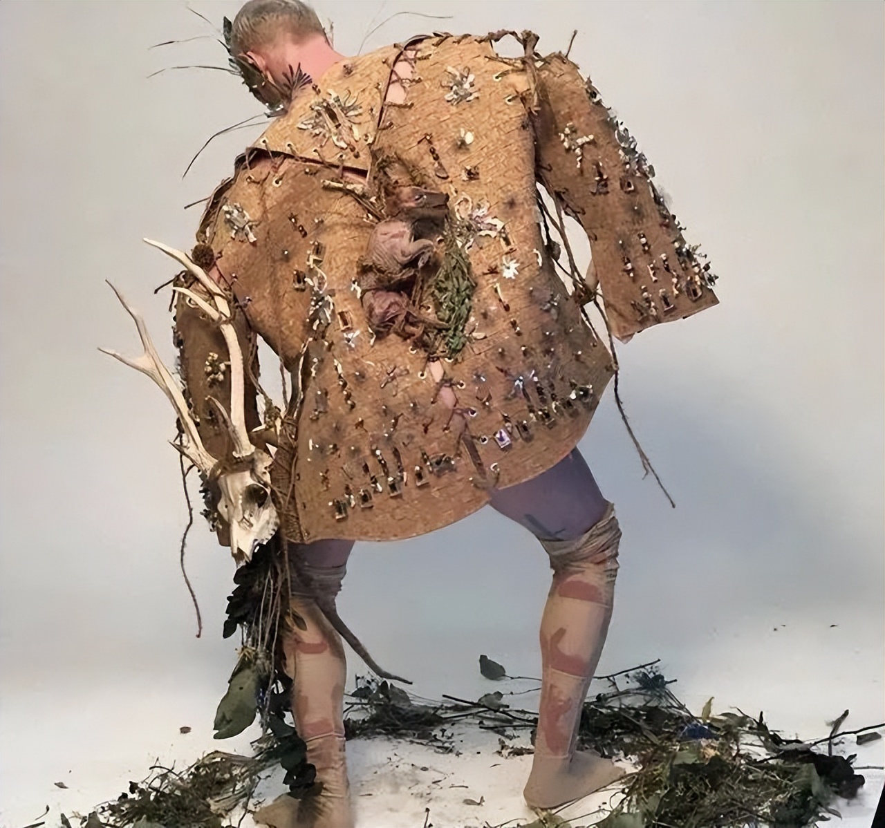 将鲜花封存,变成华服,玩转自然材料的日本设计师