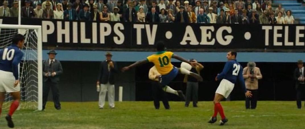 从光脚踢布条缠成的足球到成为球王，我用这部7.7分的电影缅怀他