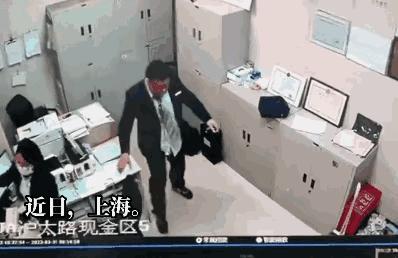 看着心疼，上海邮政网点眼镜男对女同事大打出手，警方介入