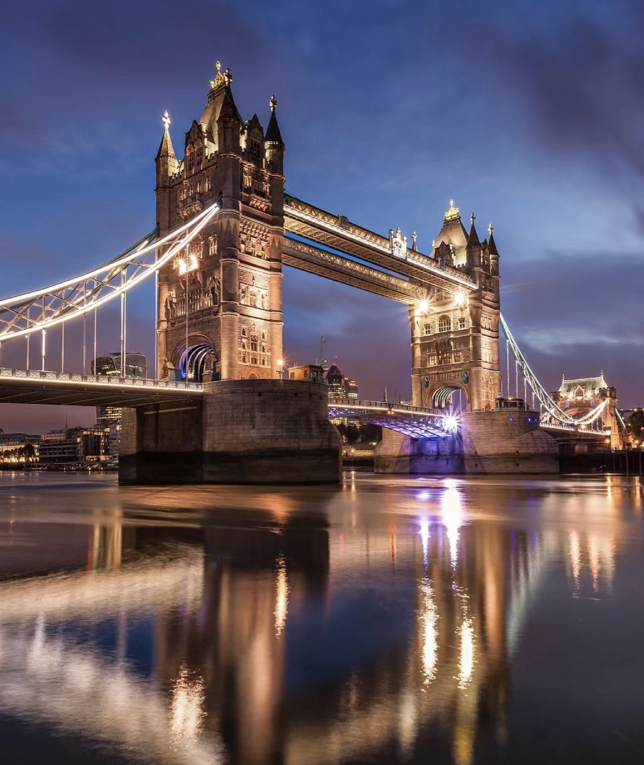 伦敦塔桥建造历史,伦敦塔桥附近的建筑